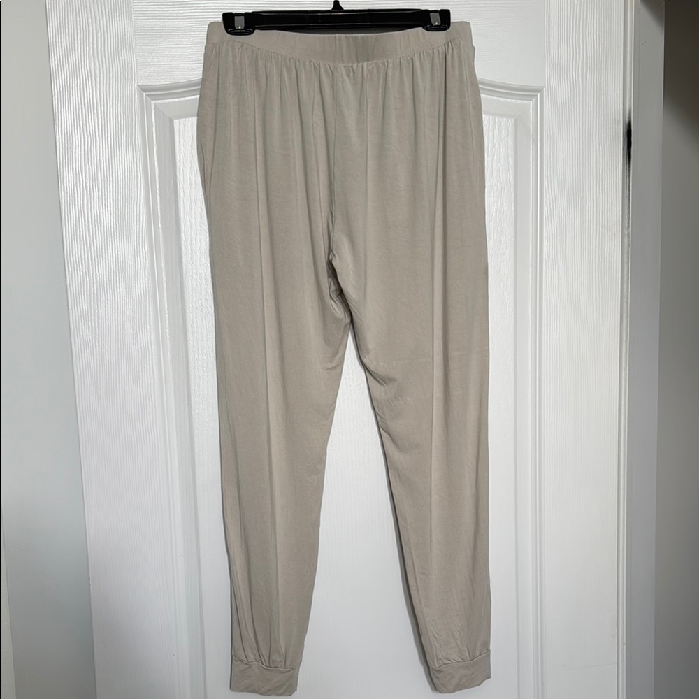 Kyte Baby Women’s Medium Oat Long Sleeve Jogger Pajama Set - Picture 9 of 11
